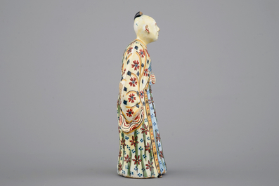 Une figure d'un chinois en fond jaune, fa&iuml;ence polychrome de Delft, 18&egrave;me