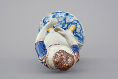 Un grand mod&egrave;le d'une femme en fa&iuml;ence polychrome de Delft, ca. 1800