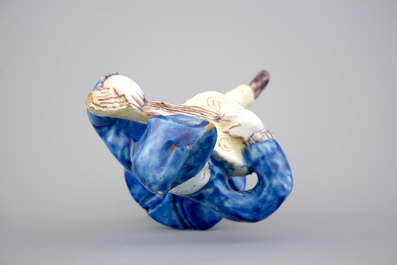 Un mod&egrave;le d'un violoniste en fa&iuml;ence fran&ccedil;aise, ca. 1800