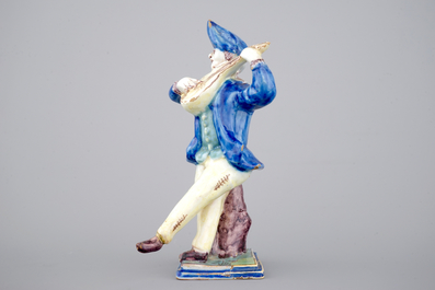 Un mod&egrave;le d'un violoniste en fa&iuml;ence fran&ccedil;aise, ca. 1800