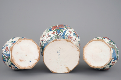 Une garniture de chemin&eacute;e en fa&iuml;ence de Delft en palette cachemire, ca. 1700