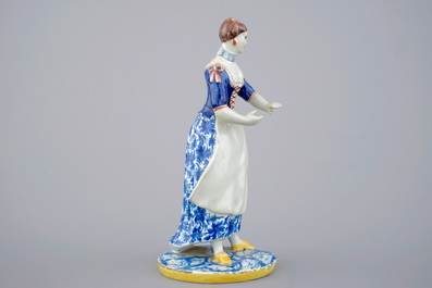 Un grand mod&egrave;le d'une femme en fa&iuml;ence polychrome de Delft, ca. 1800