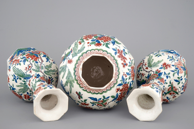 Une garniture de chemin&eacute;e en fa&iuml;ence de Delft en palette cachemire, ca. 1700