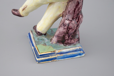 Un mod&egrave;le d'un violoniste en fa&iuml;ence fran&ccedil;aise, ca. 1800