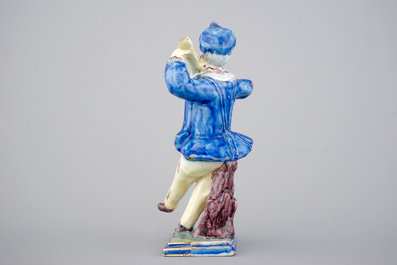 Un mod&egrave;le d'un violoniste en fa&iuml;ence fran&ccedil;aise, ca. 1800