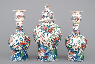Une garniture de chemin&eacute;e en fa&iuml;ence de Delft en palette cachemire, ca. 1700
