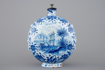 A Dutch Delft blue and white plate and gourd flask, 18/19th C.