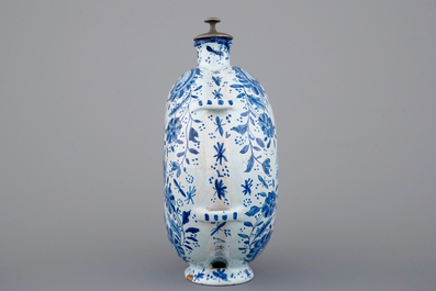 A Dutch Delft blue and white plate and gourd flask, 18/19th C.