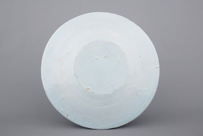 Une assiette en fa&iuml;ence de Delft bleu et blanc au d&eacute;cor chinoiserie, fin du 17&egrave;me