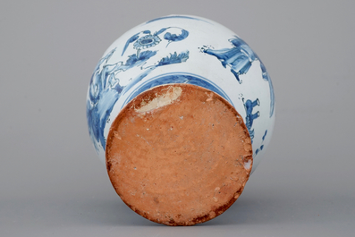 Un vase en fa&iuml;ence de Nevers bleu et blanc au d&eacute;cor chinoiserie, 17&egrave;me