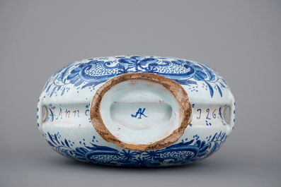 A Dutch Delft blue and white plate and gourd flask, 18/19th C.