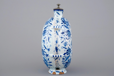 A Dutch Delft blue and white plate and gourd flask, 18/19th C.
