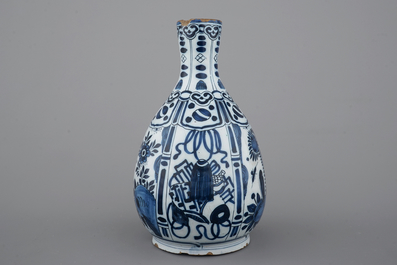 Une belle bouteille en fa&iuml;ence de Delft au d&eacute;cor chinoiserie de style Wan-Li, 17&egrave;me si&egrave;cle