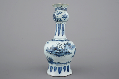 Un vase bouteille en fa&iuml;ence de Delft bleu et blanc, fin du 17&egrave;me si&egrave;cle