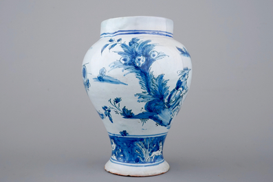 Un vase en fa&iuml;ence de Nevers bleu et blanc au d&eacute;cor chinoiserie, 17&egrave;me