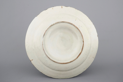 Un plat en Delft bleu et blanc au d&eacute;cor de chinoiserie, 18&egrave;me
