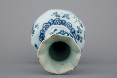 Un vase bouteille en fa&iuml;ence de Delft bleu et blanc, fin du 17&egrave;me si&egrave;cle