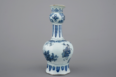 Un vase bouteille en fa&iuml;ence de Delft bleu et blanc, fin du 17&egrave;me si&egrave;cle
