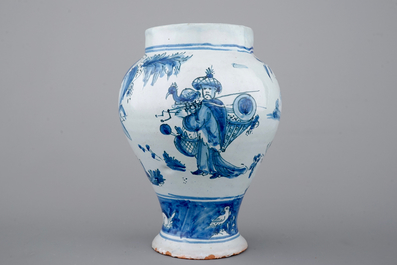 Un vase en fa&iuml;ence de Nevers bleu et blanc au d&eacute;cor chinoiserie, 17&egrave;me