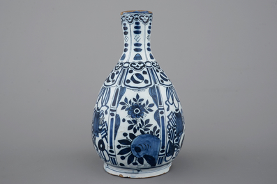 Une belle bouteille en fa&iuml;ence de Delft au d&eacute;cor chinoiserie de style Wan-Li, 17&egrave;me si&egrave;cle