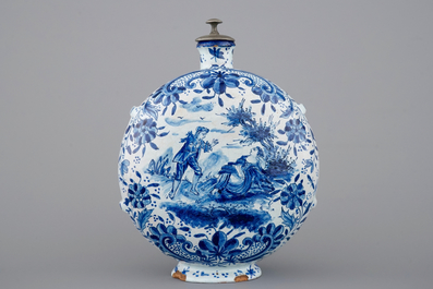 A Dutch Delft blue and white plate and gourd flask, 18/19th C.