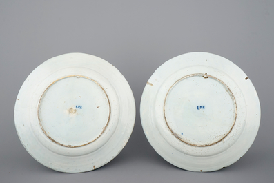 Une paire de plats en Delft bleu et blanc aux d&eacute;cors religieux, 18&egrave;me si&egrave;cle