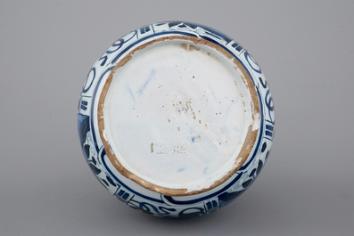 Une belle bouteille en fa&iuml;ence de Delft au d&eacute;cor chinoiserie de style Wan-Li, 17&egrave;me si&egrave;cle
