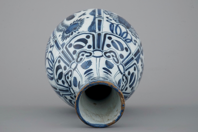 Une belle bouteille en fa&iuml;ence de Delft au d&eacute;cor chinoiserie de style Wan-Li, 17&egrave;me si&egrave;cle