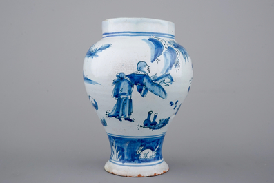 Un vase en fa&iuml;ence de Nevers bleu et blanc au d&eacute;cor chinoiserie, 17&egrave;me