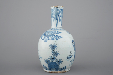 Een blauw-wit Delfts aardewerken chinoiserie kruikje, 17e eeuw