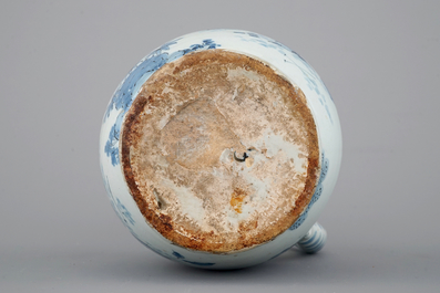 Een blauw-wit Delfts aardewerken chinoiserie kruikje, 17e eeuw