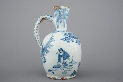 Een blauw-wit Delfts aardewerken chinoiserie kruikje, 17e eeuw