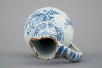 Een blauw-wit Delfts aardewerken chinoiserie kruikje, 17e eeuw