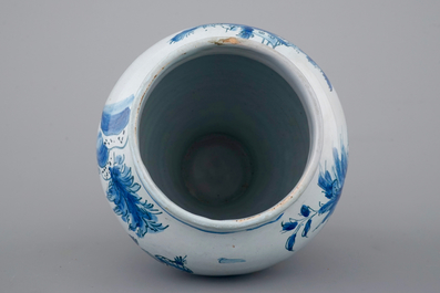Un vase en fa&iuml;ence de Nevers bleu et blanc au d&eacute;cor chinoiserie, 17&egrave;me