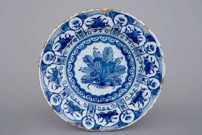 A Dutch Delft blue and white plate and gourd flask, 18/19th C.