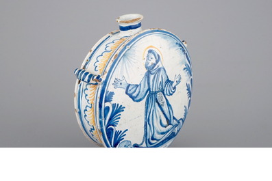 Une gourde en fa&iuml;ence de Nevers au d&eacute;cor de St.-Fran&ccedil;ois, 18&egrave;me si&egrave;cle