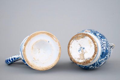 Deux verseuses en fa&iuml;ence de Nevers et Delft, 18&egrave;me si&egrave;cle