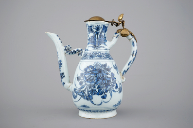 Un pichet en fa&iuml;ence de Delft bleu et blanc, Samuel van Eenhoorn, De Grieksche A, 1674-1685