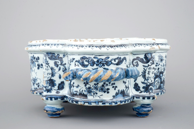 A Dutch Delft blue and white spice box, Samuel van Eenhoorn, De Grieksche A, 1674-1685