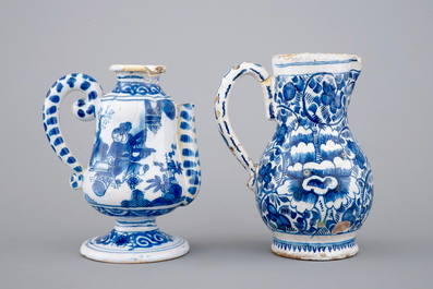 Deux verseuses en fa&iuml;ence de Nevers et Delft, 18&egrave;me si&egrave;cle