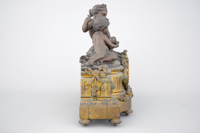 Een Franse vuurvergulde pendule, gesigneerd H&eacute;bert, Paris, 19e eeuw