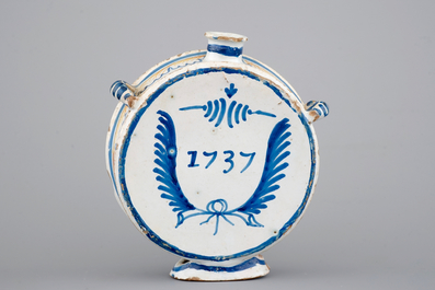 Une gourde en fa&iuml;ence de Nevers au d&eacute;cor de St.-Fran&ccedil;ois, 18&egrave;me si&egrave;cle