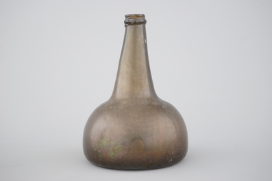 Une bouteile &agrave; vin en verre vert, 18&egrave;me si&egrave;cle, et une amphore de style romaine, d'apr&egrave;s l'Antique