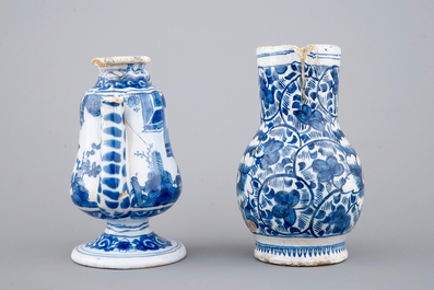Deux verseuses en fa&iuml;ence de Nevers et Delft, 18&egrave;me si&egrave;cle