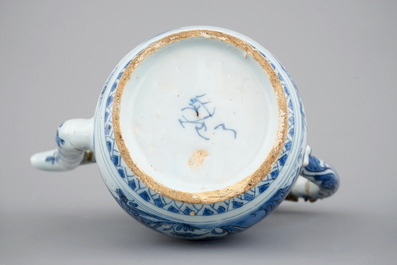 Un pichet en fa&iuml;ence de Delft bleu et blanc, Samuel van Eenhoorn, De Grieksche A, 1674-1685