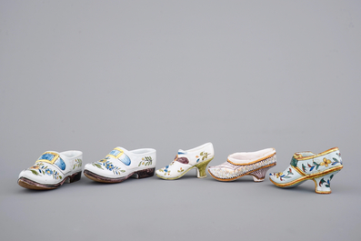 Un ensemble de 5 chaussures en fa&iuml;ence de Delft, 18/19&egrave;me si&egrave;cle