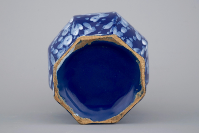 Un vase en fa&iuml;ence de Nevers d&eacute;cor bleu Persan ou "A la bougie", Nevers, 17&egrave;me si&egrave;cle