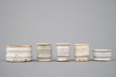 Un ensemble de 5 pots &agrave; onguent et albarello en fa&iuml;ence de Delft blanc monochrome, 17/18&egrave;me si&egrave;cle