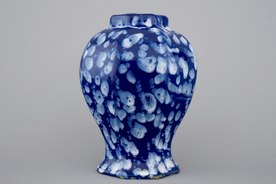 Un vase en fa&iuml;ence de Nevers d&eacute;cor bleu Persan ou "A la bougie", Nevers, 17&egrave;me si&egrave;cle