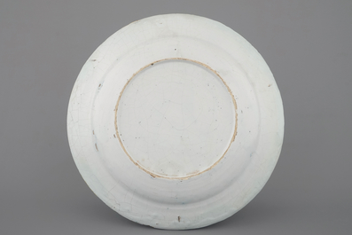 Un plat polychrome en Delftware anglais, Londres, 18&egrave;me si&egrave;cle